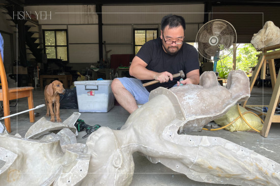 小天使由陶土塑形後翻模而生，鍛鐵藝術(shù)家-王柏霖 耐心打磨每一道工序，讓冰冷的金屬綻放溫潤的生命力。