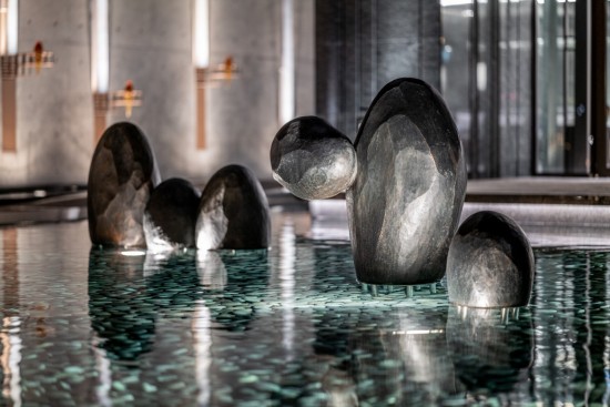 藝術(shù)品《漂浮著》給人一種安靜、沉澱內(nèi)心的時光氛圍，在忙碌的生活中能放慢步調(diào)，享受獨處的片刻寧靜、悠閒時光。