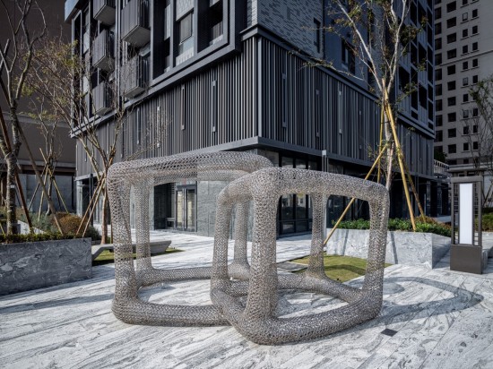 『灰階-方』完美落地於築之細道，於此優(yōu)雅地登場展演。