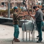 職人們小心翼翼的將每件「近百公斤」的藝術(shù)品裝卸，確保每件藝術(shù)品完美落地。