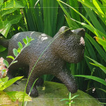 靈巧的貓兒踏上基地開挖的石頭，身影穿梭在花草之間，生動的姿態(tài)散發(fā)自在的氣息，映照出萬物共享大地的和諧景象。