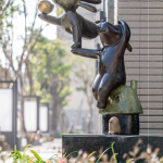 位於轉(zhuǎn)角一偶的另一處作品，以家為基底的設(shè)計(jì)概念，將浮兔栩栩如生的肢體動(dòng)作以堆疊方式延伸，猶如《風(fēng)來了》一般。