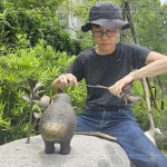 金工藝術(shù)家-楊夕霞從大自然汲取靈感，以細(xì)膩的觀察與描摹將植物化為造型，為金屬注入靈動的生命氣息。