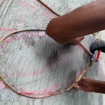 看似金箍圈的銅線，按著藝術(shù)家用粉筆畫(huà)好的輪廓，排出不規(guī)則線條。