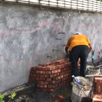 在施作的一開(kāi)始，「定錨」讓物件更精準(zhǔn)地就定位，師傅悉心的堆疊一塊塊的紅磚，為的是讓孩子們能更安心的坐在這立體座椅上。