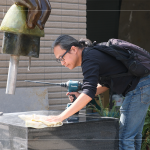 金工藝術(shù)家 陳煜權(quán)老師，認(rèn)真專注地對(duì)待每一件作品，視如己出般的細(xì)心照看，完成最後的安裝作業(yè)。