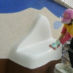 放學(xué)與同伴坐在椅子上，感受自在遨遊的時(shí)光，在公共藝術(shù)品【友．相伴】的構(gòu)想中，人與自然是共生共存的關(guān)係，延伸出立體的座椅，作為相依相惜的象徵。