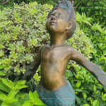 小天使出自 鍛鐵藝術(shù)家-王柏霖 之手，臉部五官刻畫入微、神情生動，彷彿正感受迎面而來的清風(fēng)，將那份細(xì)緻而溫柔的喜悅，悄然送入住戶心中。