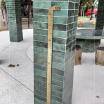 八角亭柱上嵌著一段『黃銅尺標(biāo)』，刻上130公分的位置，這是量測樹圍的基準(zhǔn)，也是歲月的起點，將數(shù)字除以2.5便能估略樹的年齡。