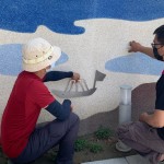 以童趣的風(fēng)格，模擬貫穿、流經(jīng)東區(qū)的生命之河－旱溪，是藝術(shù)家張婷雅導(dǎo)入校區(qū)周遭意象的巧思。