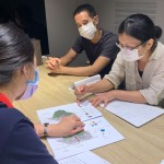 新業(yè)團(tuán)隊(duì)與藝術(shù)家討論東區(qū)成功國(guó)小、育英國(guó)中人行道的美化計(jì)畫(huà)，雖然專(zhuān)業(yè)不同，但目標(biāo)是相同的，為的都是讓孩子們?cè)谌粘＝佑|自然，感受最真實(shí)的樸實(shí)。