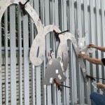 為了確保金屬雷雕擺放的位置，師傅先以模型樣板套量位置，用F型夾固定並標(biāo)記記號(hào)，讓物件位置準(zhǔn)確也相對(duì)穩(wěn)固。