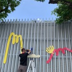 一道充滿(mǎn)生機(jī)的牆面，在師傅的點(diǎn)綴下生動(dòng)了起來(lái)，不同的自然元素拼貼在一起，是鳥(niǎo)、羽毛、葉子、花瓣…帶給孩子們無(wú)限想像發(fā)揮。