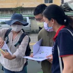 建築師與藝術(shù)家張婷雅(圖左一)，透過(guò)圖面的討論與現(xiàn)場(chǎng)實(shí)際模擬，讓「自然元素寓教於樂(lè)」，想給孩子們天馬行空的想像空間。