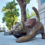 俏皮撓臉的貓咪，滿心期待著自己成為學(xué)校街隅的一份子。(圖為藝術(shù)品安裝前)
