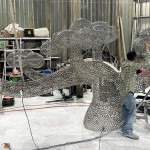 不鏽鋼材質(zhì)耐久及耐候性，也透過不銹鋼的材質(zhì)及特色呈現(xiàn)出作品的金屬感。