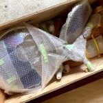 由藝術(shù)家在日本製作完成，裝箱空運(yùn)來臺的『風(fēng)之歌』，並內(nèi)附組裝分解圖，到臺灣後由工作人員一步步組裝而成。(圖為樸石藝術(shù)提供)