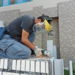 職人爬上圍牆，確認(rèn)喵星人們的位置後，專注的完成藝術(shù)品最後的裝置階段。