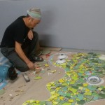 藝術(shù)家將馬賽克磚，細(xì)心且專注地裁切、研磨成一塊塊拼貼，並先以1；1的比例於木板上進(jìn)行模擬拼貼，在放樣時(shí)，能更接近立體錐體的精準(zhǔn)度。