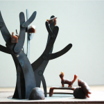 新業(yè)在觀峰旁鑄了一棵不開花的鐵樹，樹上住了一家人，樹屋裡有鳥，樹下擺了一張長凳，有隻貓?jiān)缫褋?zhàn)據(jù)，開心地?fù)P起小尾巴。