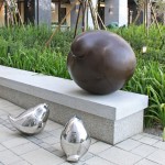 宜家公共藝術(shù)品-平凡的幸福/養(yǎng)育。在孩子面前，再強韌的男人，也會收起承擔著世界的雙翼，目光凝視兒女久久不移。