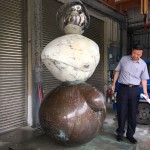 前往桃園工廠場堪，簡福榮總經(jīng)理(右一)確認尺寸與上色的半成品。