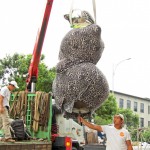 宜家公共藝術(shù)品-平凡的幸福/承擔，出動大型吊車，準備安裝定位。