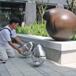 調(diào)整好父與子的親暱視角，做最後定位。