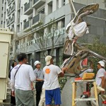 齊心協(xié)力地將藝術(shù)品，安穩(wěn)地座落在基座上。