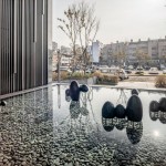 夕陽餘暉照映下，山林與雲(yún)兒與水中閑靜自適地『漂浮著』。