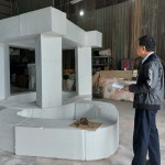 運用保麗龍做出藝術(shù)品等比初胚模型，新業(yè)建設(shè) 簡福榮 總經(jīng)理於藝術(shù)品前仔細端詳著，藝術(shù)品各個角度的不同面貌。(拍攝期間非疫情警戒時期)