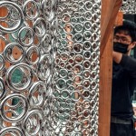 運用簡約的幾何元素勾勒出輪廓、架構(gòu)，將平凡日常的感受與體會，幻化成作品豐富的圖說語彙。