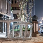 走在天幕漸暗、燈火閃爍的城市中，『灰階-方』在燈光的折射下，散發(fā)出與白天不同面的迷人樣貌。