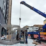 出動大型吊車，將藝術(shù)品調(diào)整到最適合的角度、定位，準備揭開優(yōu)雅展演的序幕。