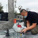 藝術(shù)家透過「洗洞」分別在地面鑿出六個洞，再運用螺紋吊環(huán)固定，為確保藝術(shù)品安全坐落於此。
