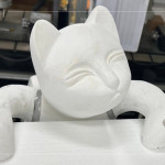 構(gòu)圖變?yōu)榱Ⅲw，透過保麗龍模型確認肌理線條，琢磨表情細節(jié)，打造唯妙唯俏的藝術(shù)品。