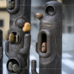 鐵雕藝術(shù)家－王忠龍化腐朽為神奇，結(jié)合舊五金與渾然天成的原石，譜下一曲「幸福樂章」。