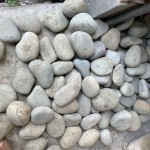 這些原石並非只是冰冷的礦石，而是帶有靈魂的存在，每一塊石頭都有它獨特的特質(zhì)，有的沉靜而深沈，有的活潑而生動。