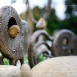 鳥兒穿梭在沉重的鐵件之中，呈現(xiàn)作品的趣味性與獨特性，賦予一股靈動的生命力。