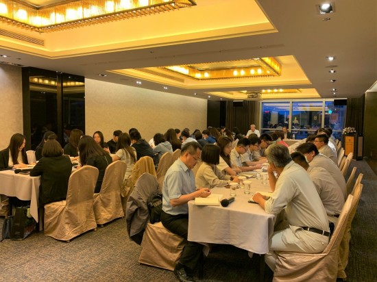 每月月底，是新業(yè)團(tuán)隊(duì)齊聚的時(shí)刻。分享自身工作經(jīng)驗(yàn)與回饋，展開跨時(shí)代、跨部門的對話。