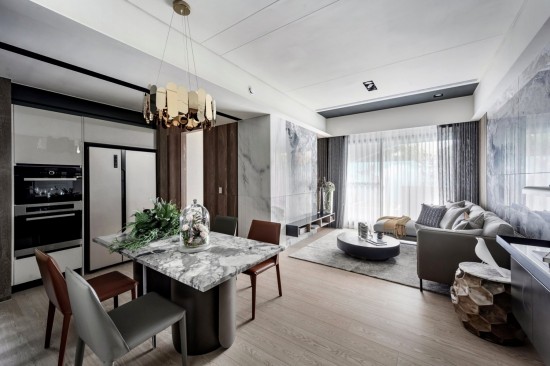 空氣中，綠林與湖濱共振出一陣陣微風(fēng)，開窗後，旋即滲進這通透的空間裡，讓生活顯得更清新且有滋有味。