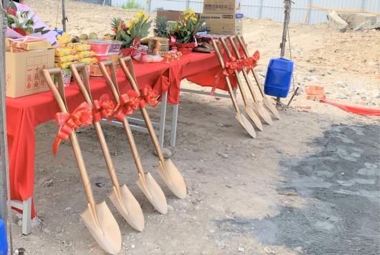 閃耀著金銅色光輝的開工鏟子，將剷出心中築夢成真的美好願景。