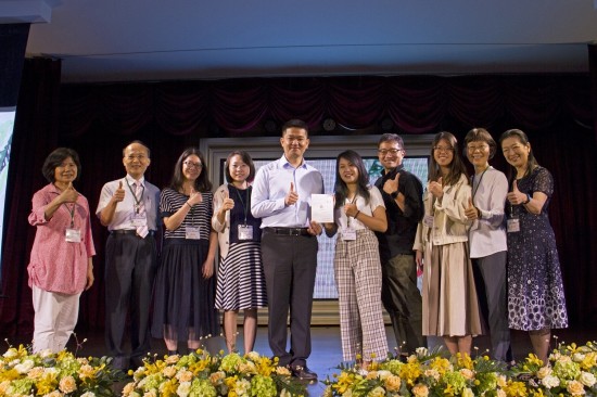 「用生命去影響另一個(gè)生命，是一件很美好的事」，感謝公益的路上有一群張老師們的陪伴。圖為新業(yè)建設(shè)楊世偉經(jīng)理（圖中）頒發(fā)聘書(shū)給張老師群。