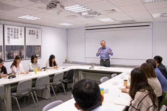 新業(yè)建設(shè)名譽(yù)董事長(zhǎng)穆椿松先生（圖中），親自教導(dǎo)新業(yè)的文化與理念，期盼在座同仁以這份職人哲學(xué)為念，持續(xù)傳遞下去。