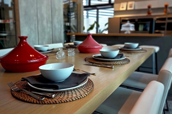 和諧是美學(xué)的必要條件，就像一道料理上菜時(shí)，人們會(huì)注意到擺盤。餐廚的空間規(guī)劃也是一樣，廚具的擺放、餐廚空間的調(diào)和，皆是美學(xué)的講究之處。