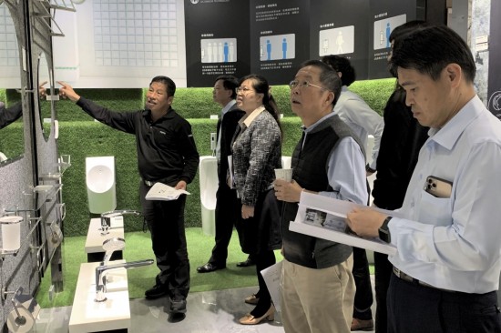 沐浴時光能開啟與自己的一段對話，根據(jù)人體工學的舒適度，選材的標準，找到適合且舒心的衛(wèi)浴設備。（圖右二為新業(yè)建設卓勝隆董事長）