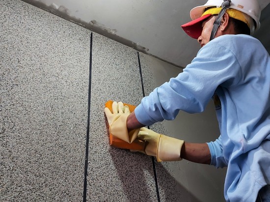 抿石子工法雖較為費工費時，但成果不僅增添多樣化的表情，也可防水並避免剝落。職人細膩的擦拭著，這份用心是讓泥作工程更有質(zhì)感的關(guān)鍵。