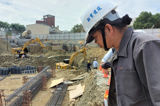 藝術(shù)家王忠龍聽(tīng)著石頭們要與他說(shuō)的故事，透過(guò)製作過(guò)程與他們對(duì)話，譜出每一段獨(dú)一無(wú)二的樂(lè)曲。