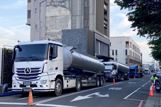 大旱當(dāng)前，滴滴珍貴的水資源，
#新業(yè) 無(wú)償分享給民生、中科產(chǎn)業(yè)用水。