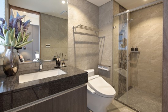 易清潔不卡垢的洗手檯面，搭配下方完整的收納空間，暖心的乾溼分離設計，讓整個衛(wèi)浴空間乾爽、舒適、宜人。